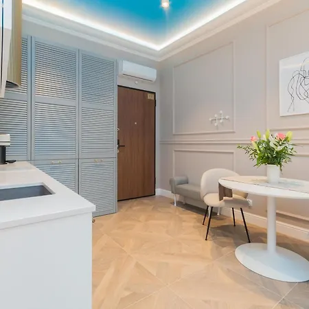 Sky By Grand Apartment